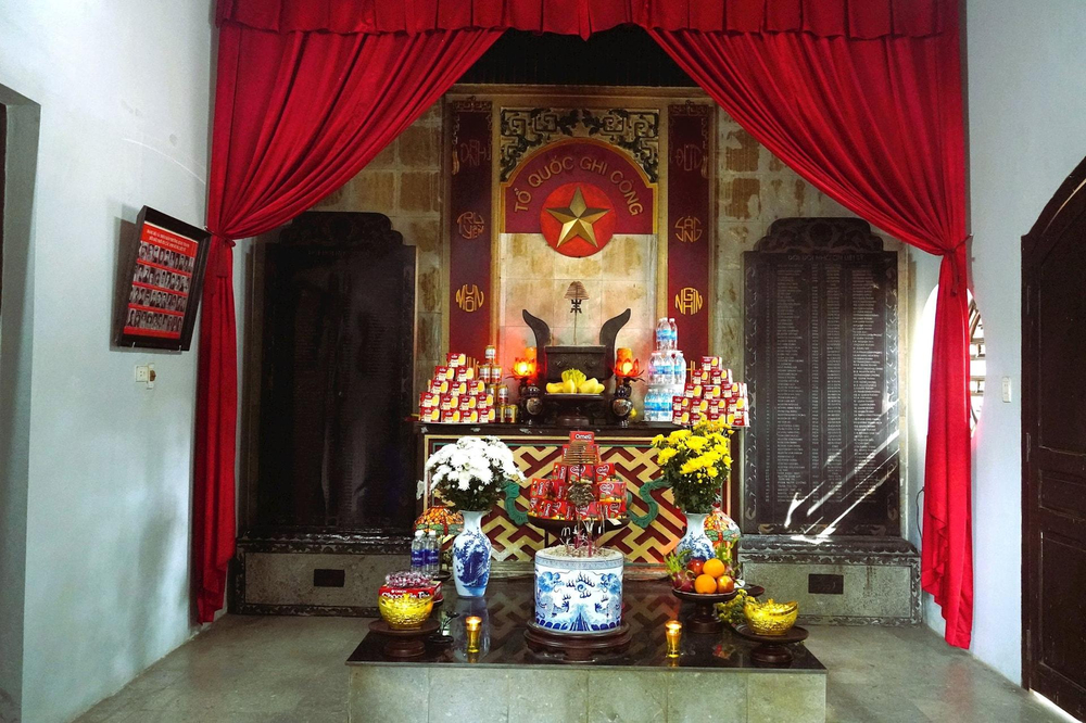 Ban thờ và ảnh các chiến sĩ hy sinh